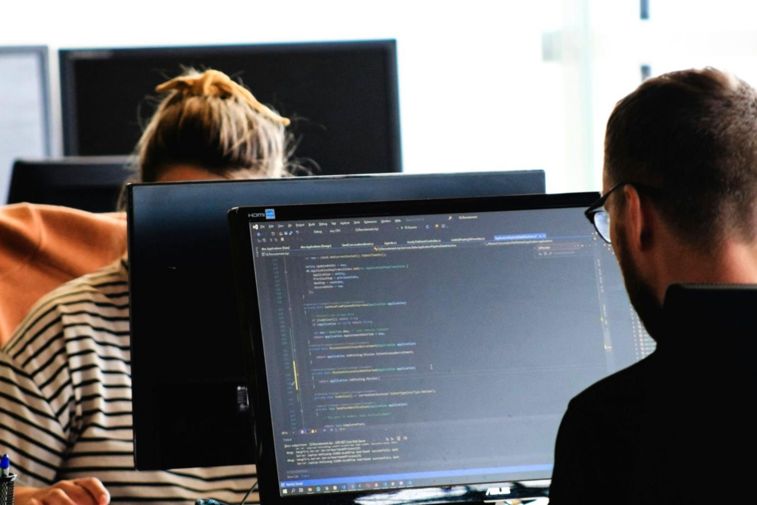 Ambiente di lavoro moderno con strumenti di localizzazione gaming